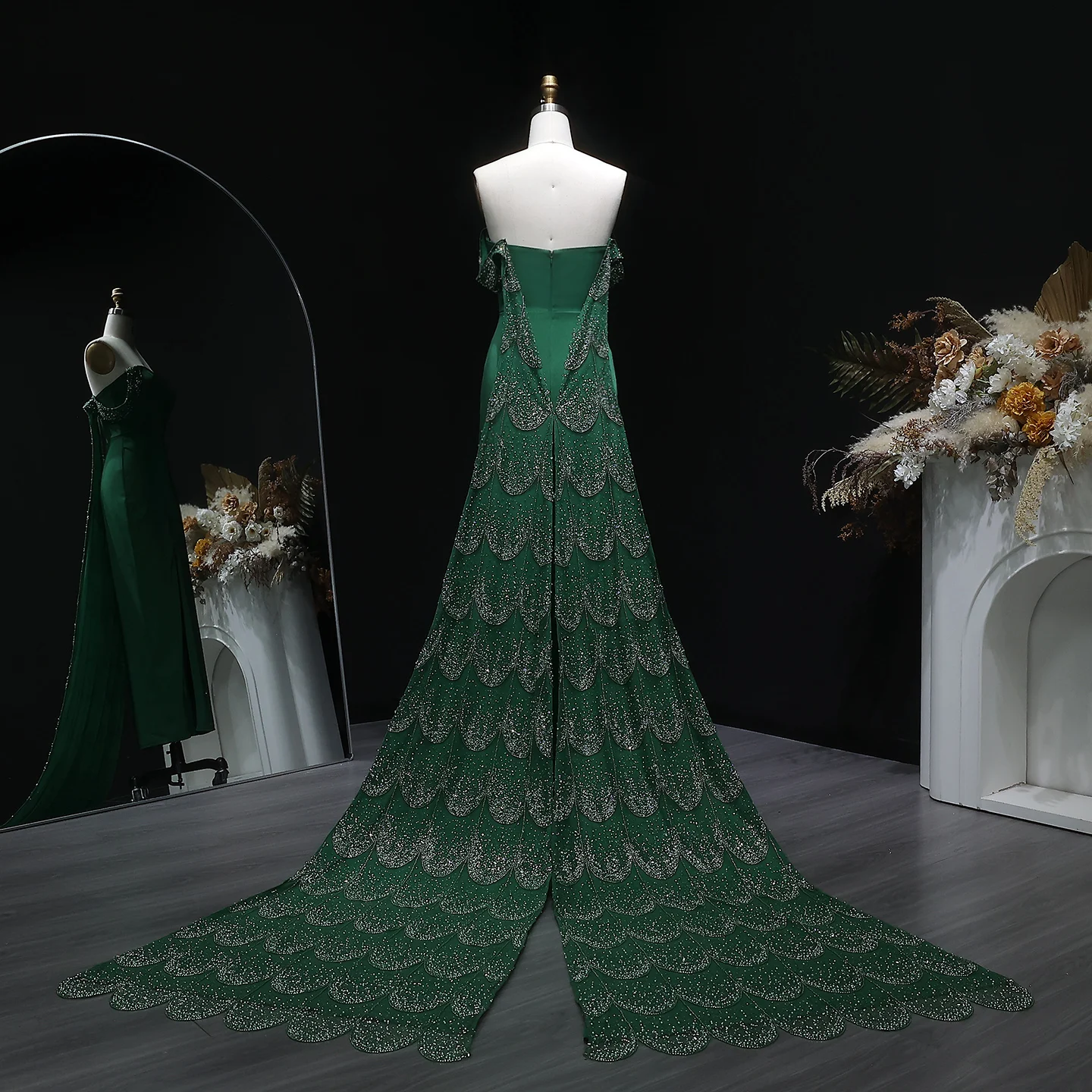 Sharon Said Smaragdgrünes Abendkleid, elegantes schulterfreies Kleid mit Pailletten und Perlen, formelles Partykleid für Damen, SS645, maßgeschneidert. – Detail 13