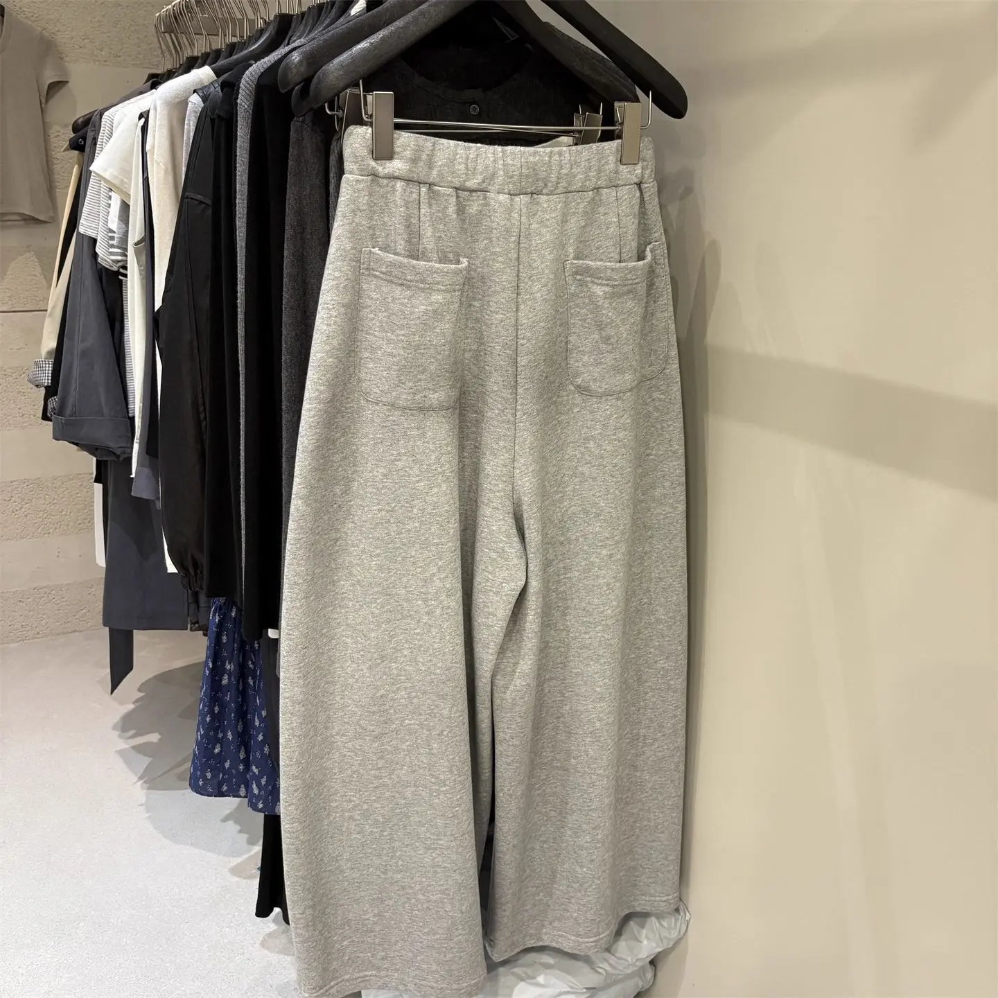 グレーのドローストリング付きゆったりワイドレッグパンツ レディース 秋冬 ルーズフィット カジュアルパンツ バルーンスウェットパンツ ハイウエストパンツ