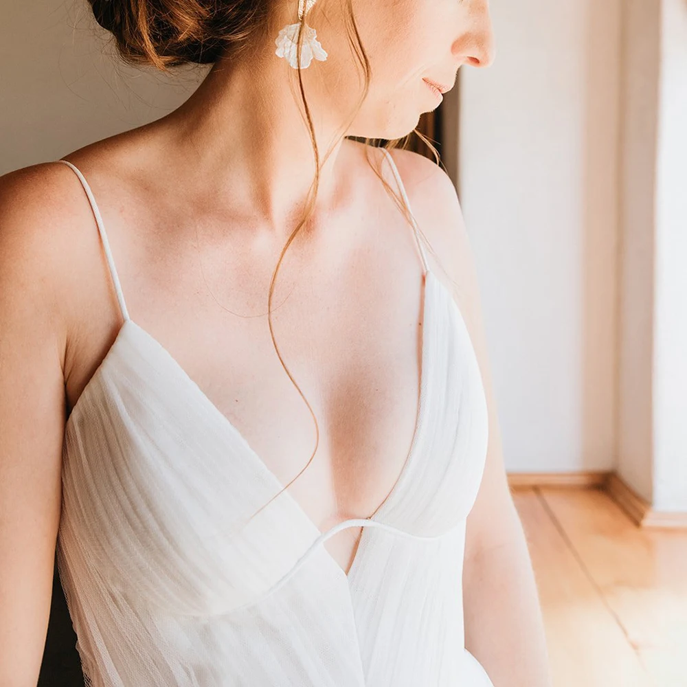 السباغيتي الأشرطة المتدرج مطوي تول مفتوح الظهر ثوب زفاف مخصص المنخفضة قطع الخامس الرقبة شبكة فرشاة قطار ريفي فستان الزفاف