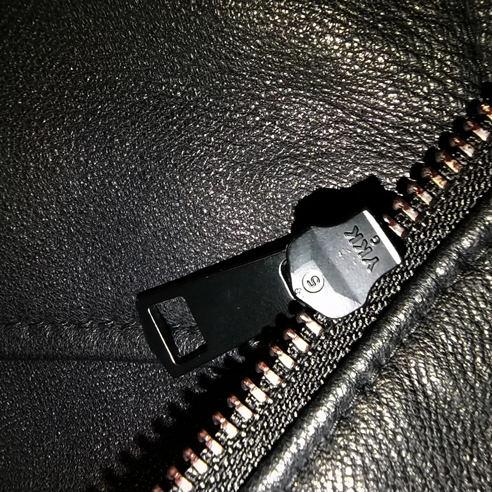 سترة رجالية فاخرة من الجلد الطبيعي موديل 2025 بياقة مدببة بقصة ضيقة ومتعددة الجيوب من جلد الماعز السائق سترة جلدية للرجال