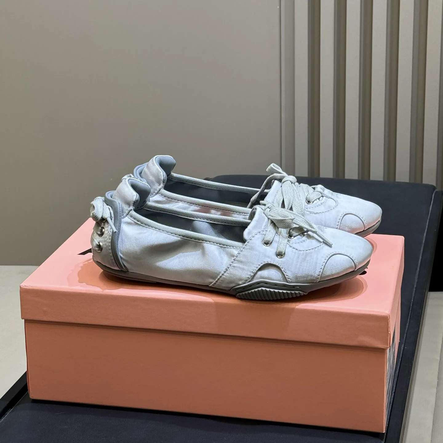 

Женские балетки-кроссовки с корсетной шнуровкой сзади, на шнуровке