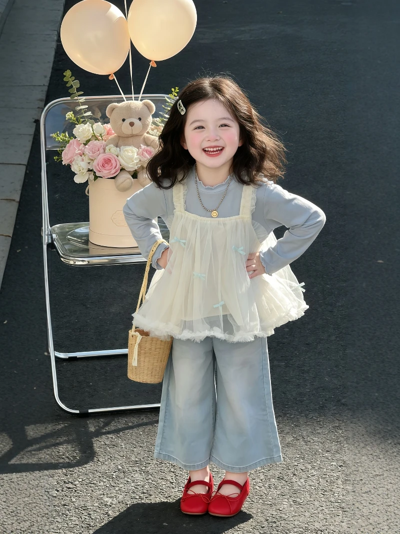 かわいい女の子の春のおしゃれな服装、甘いストラップメッシュベースシャツ、ベビーデニムフレアパンツのツーピースセット（3歳～0歳向け）