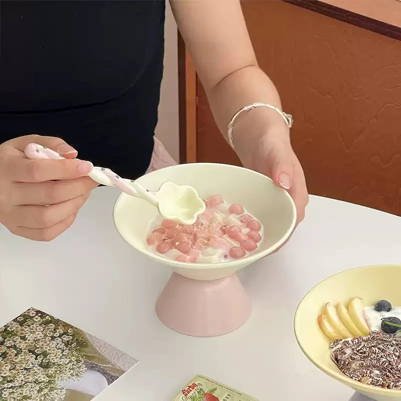 Two-tone Ceramic Footed Dessert Bowl 340ml High Stem Ice Cream Bowl Fruit Salad Yogurt Serving Bowl Cute Twisted Spoon Tableware