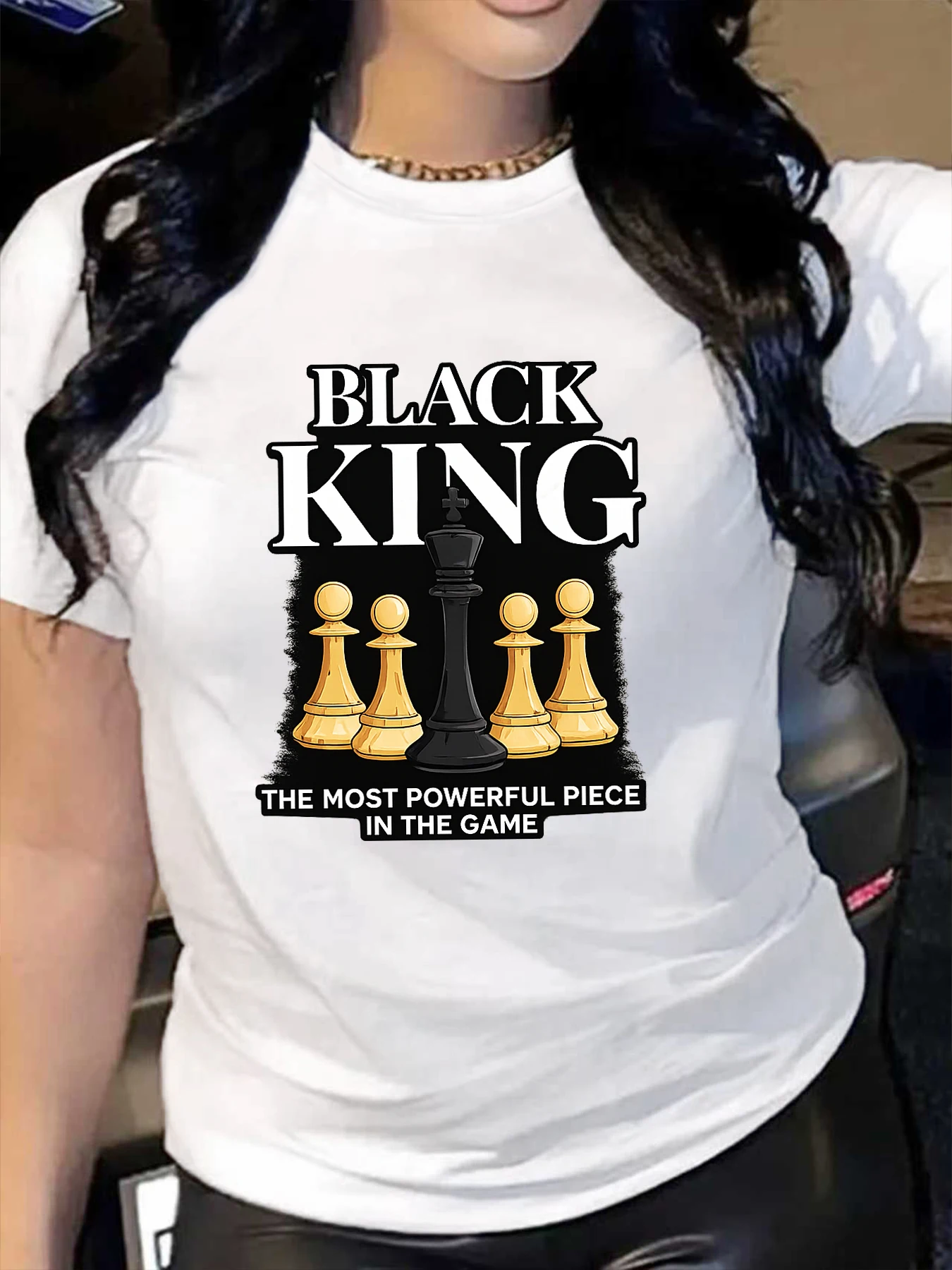 【YJ00924】 "Black King The Most Powerful Piece In The Game" Camiseta informal con estampado gráfico de ajedrez para mujer, de manga corta y cuello redondo