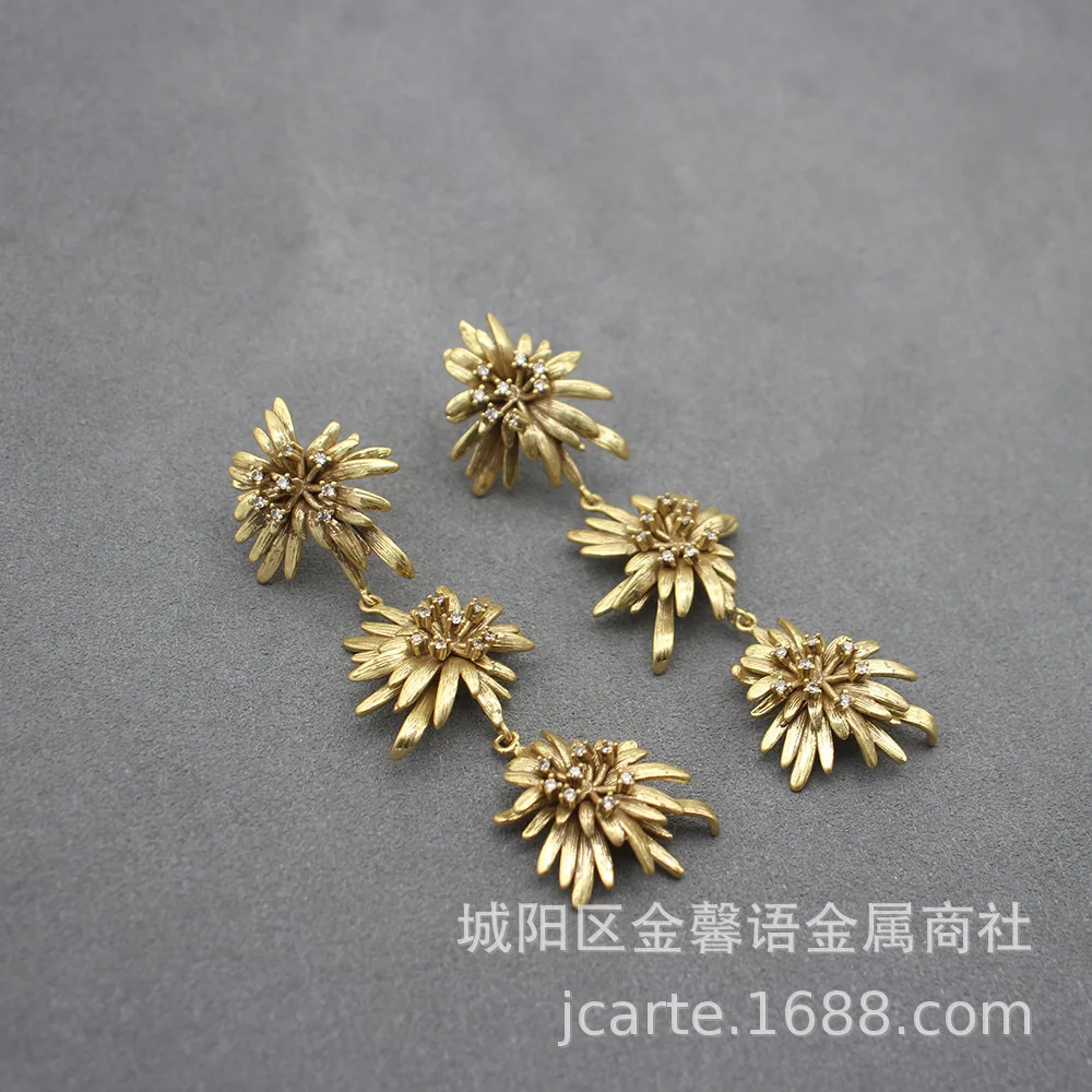Style Plain Gold Earrings Three-Dimensional Daisy Petal Earrings Shoulder-Hugging Sunflower Earrings