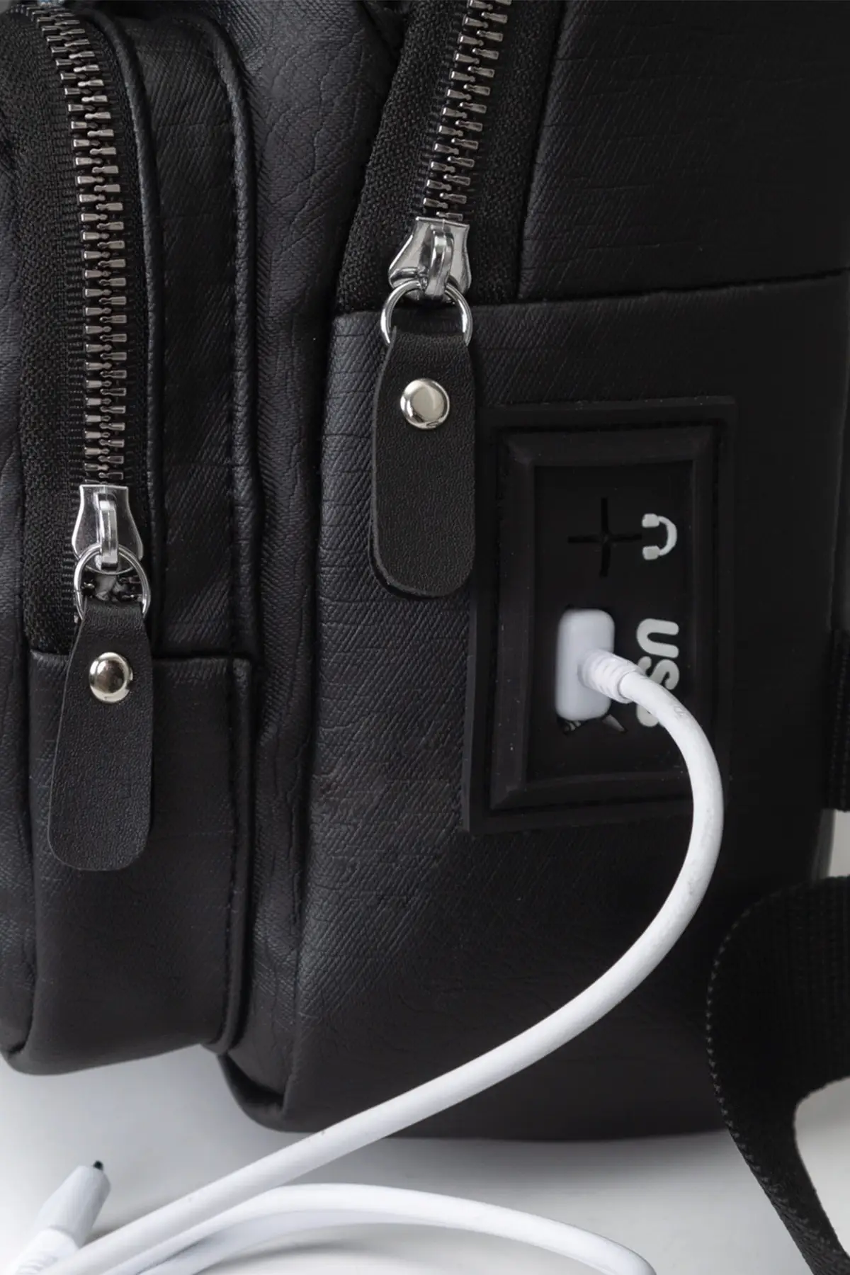 غسل الجلود حقيبة صدر للرجال ذراع واحد عبر بوديباغ حقيبة ظهر صغيرة مع سماعة الرأس وشاحن منفذ أنيق تسليم آمن 2022