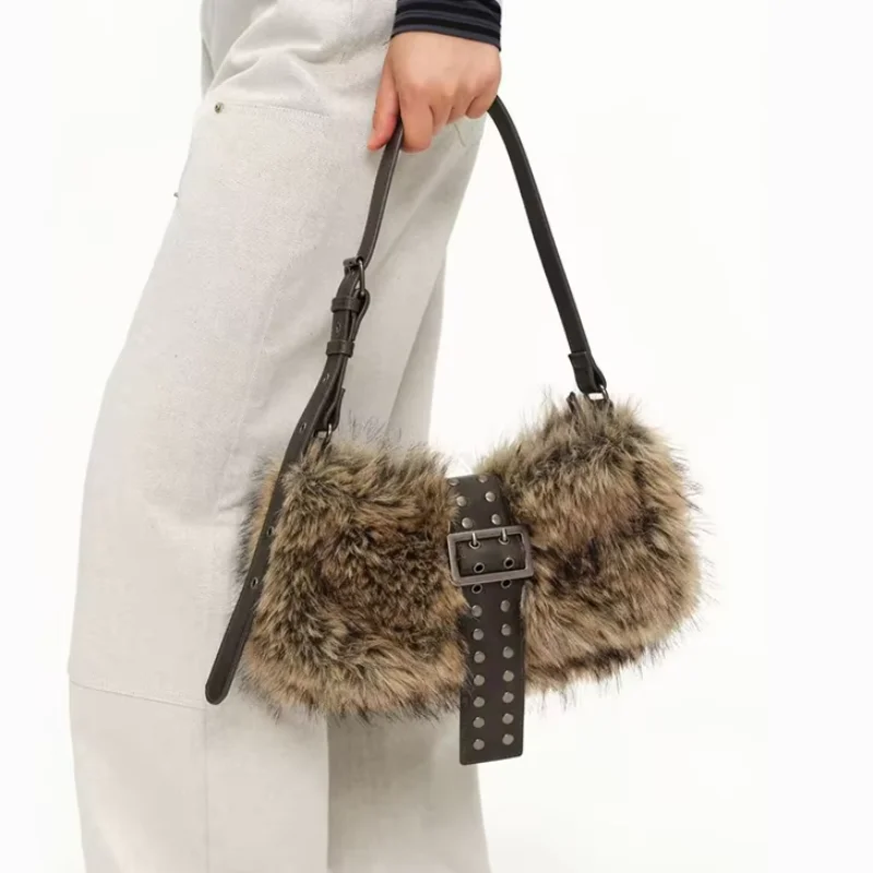 Luxus Faux Pelz Schulter Tasche Für Frauen Winter Heißer Plüsch Handtasche Designer Punk Verzierte Unterarm Tasche Nische Einfache Gürtel Schnalle Tasche