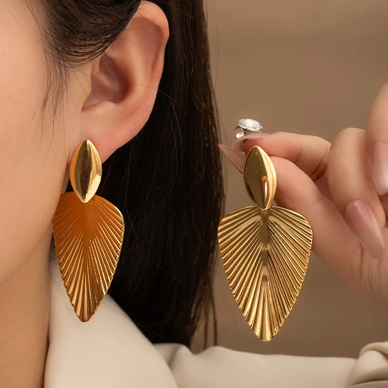 316L Stainless Steel Gold Plated Leaf Drop Earrings, Tarnish Resistant Antiallergenic Ribbed Fan-shaped Earrings for Women Daily