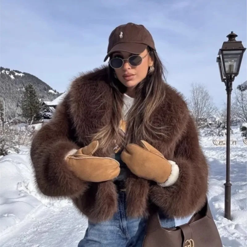 معطف فرو صناعي أوروبي وأمريكي على الموضة لعام 2025 معطف نسائي قصير من فرو الثعلب جديد للخريف والشتاء معطف سترة نسائي قطيفة
