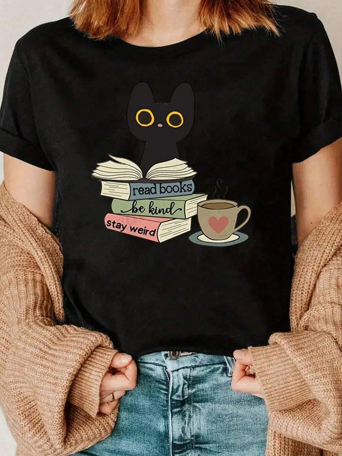 Cat Read Books Be Kind Stay Weird Camiseta gráfica Traje casual para amantes de los libros y fanáticos del café 220 g