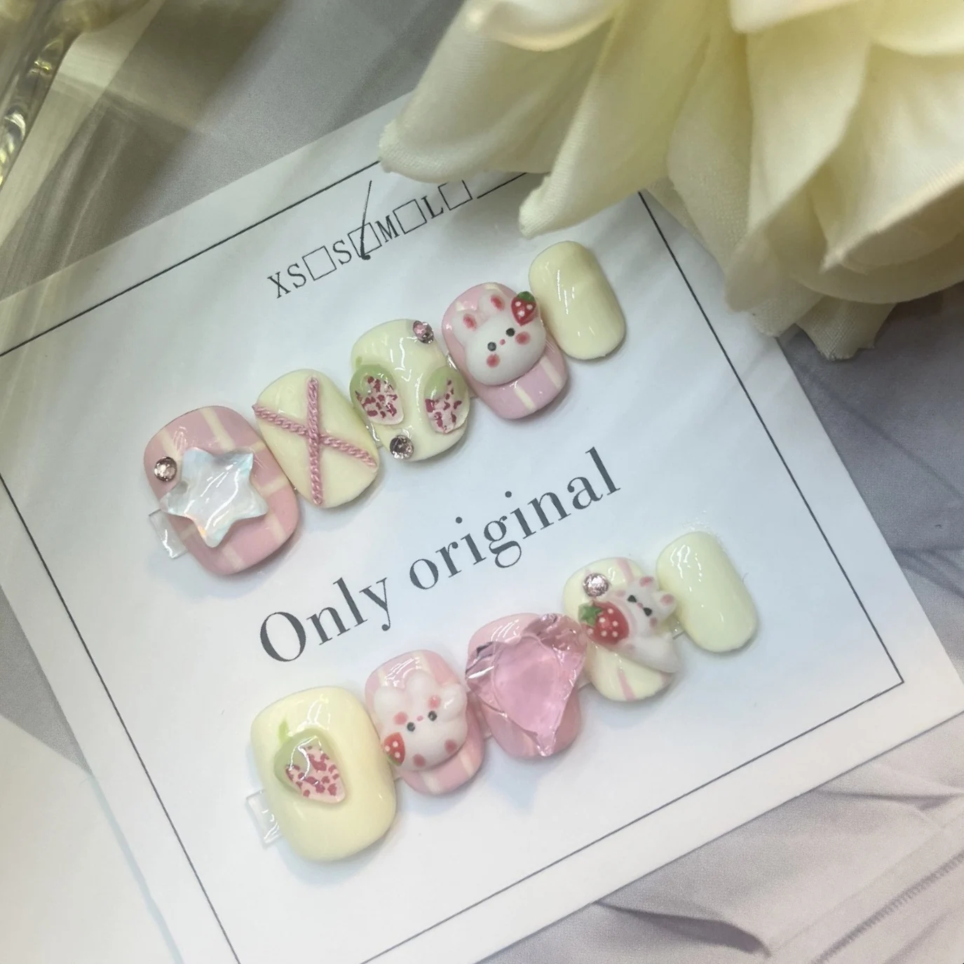 

Милые мультяшные короткие круглые многоразовые накладные ногти с полным покрытием, украшенные кристаллами в виде кролика и клубники, для девочек и женщин, для вечеринок