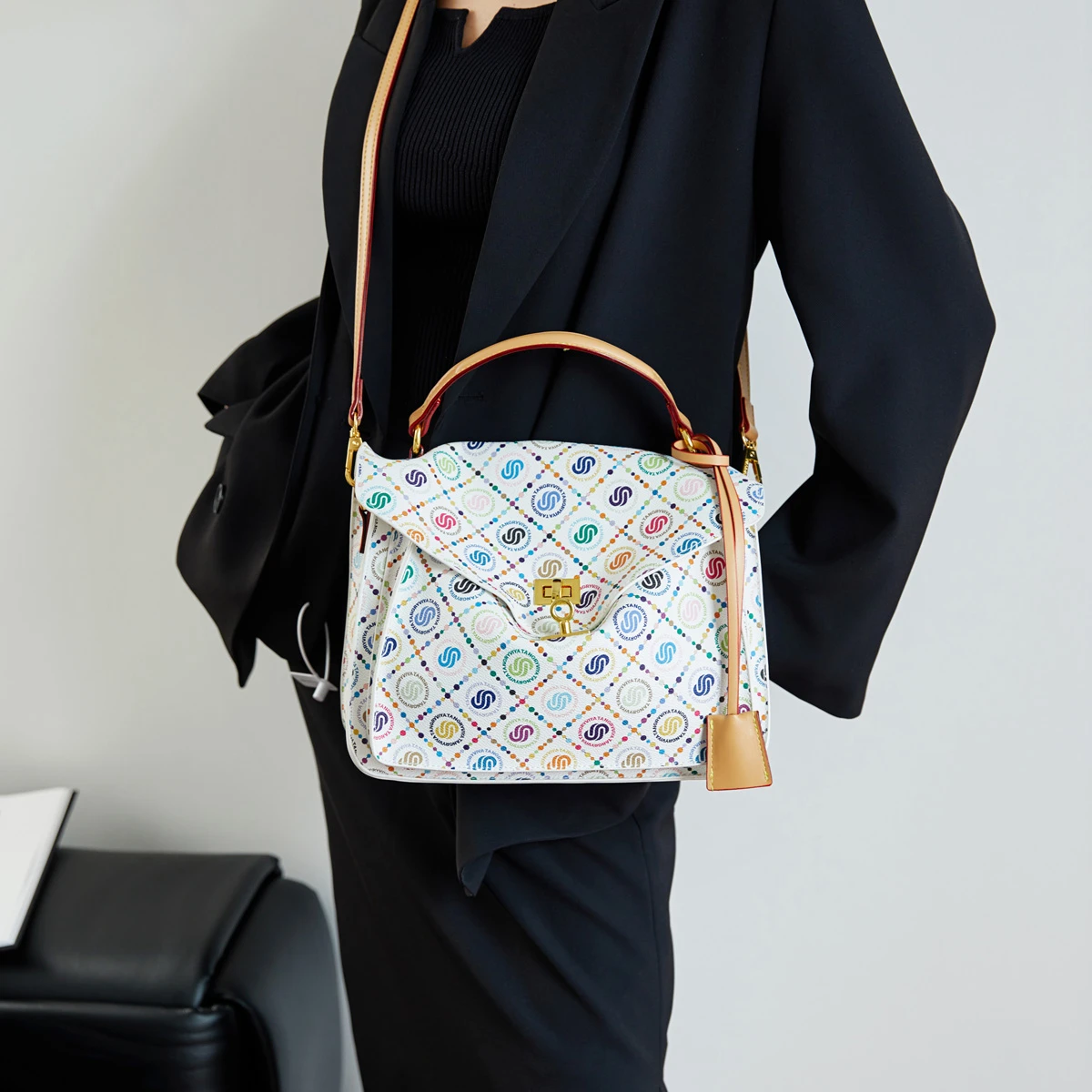 sac-messager-de-luxe-pour-femmes-en-cuir-de-haute-qualite-construction-durable-transport-elegant-et-fonctionnel