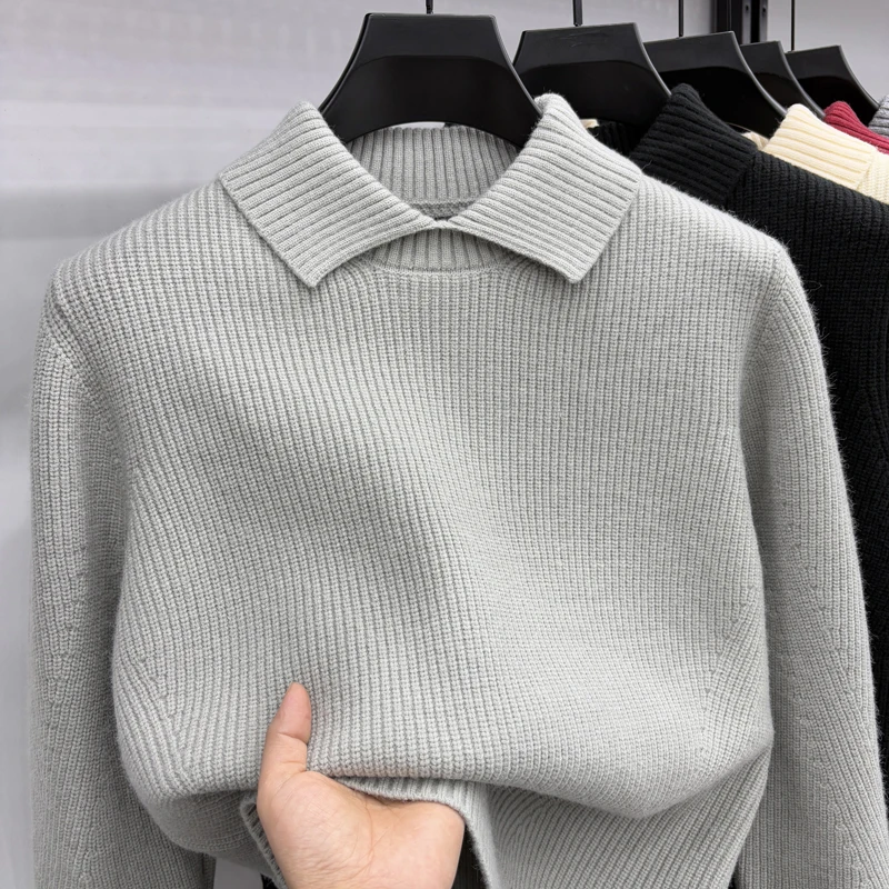 إحساس التصميم: سترة الخريف والشتاء ذات طية صدر السترة للرجال، نمط ناضج فاتح، لون خالص، قميص بولو محبوك فضفاض، سترة أساسية