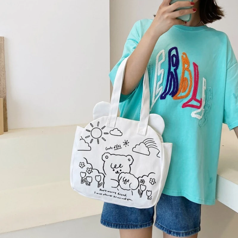 

Большая вместительная сумка-тоут в студенческом стиле с героями мультфильмов, холщовые сумки на одно плечо с милым плюшевым мишкой и принтом, подходят для поездок на работу