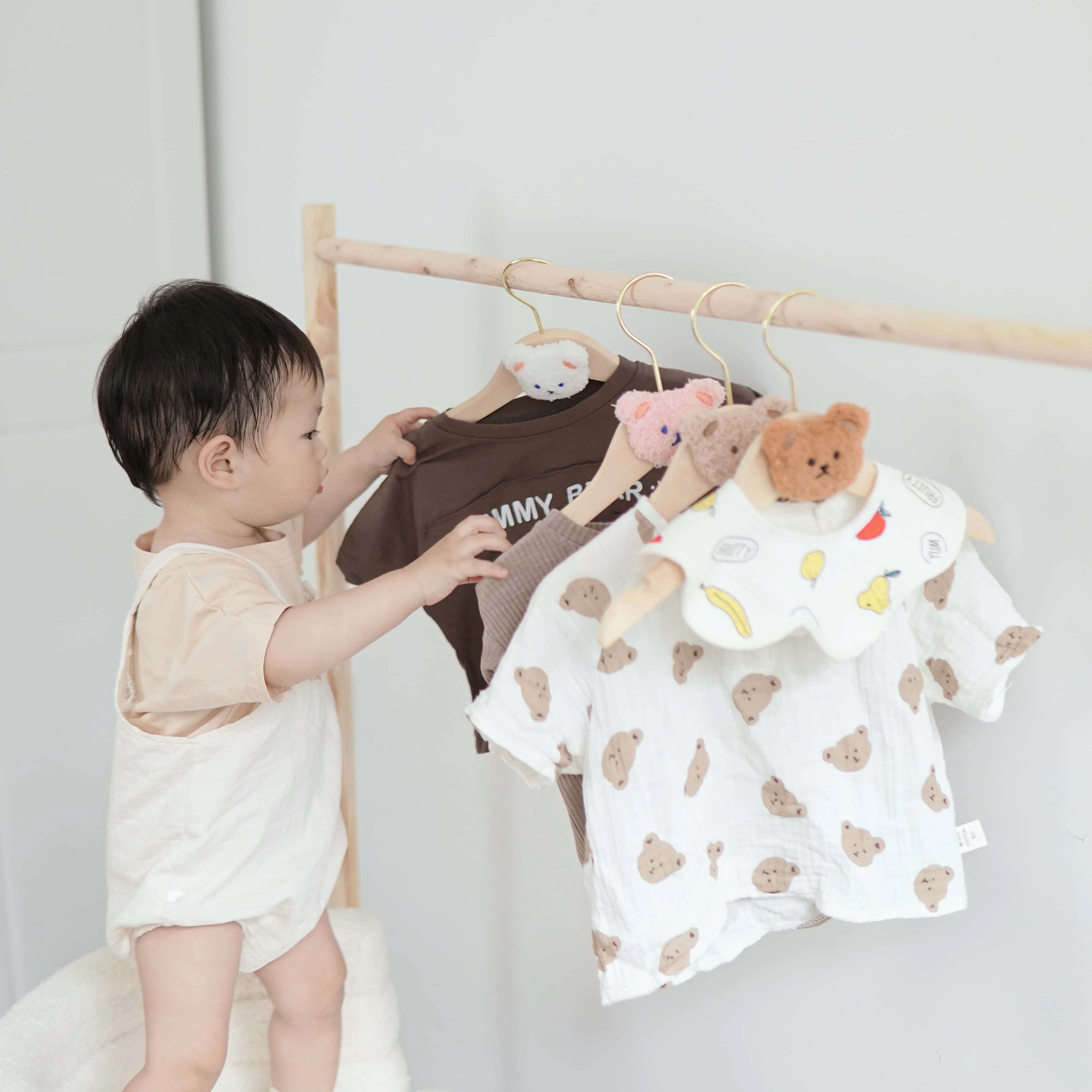 Drying clothes: children, newborns, toddlers, middle and large children, household non-slip hangers