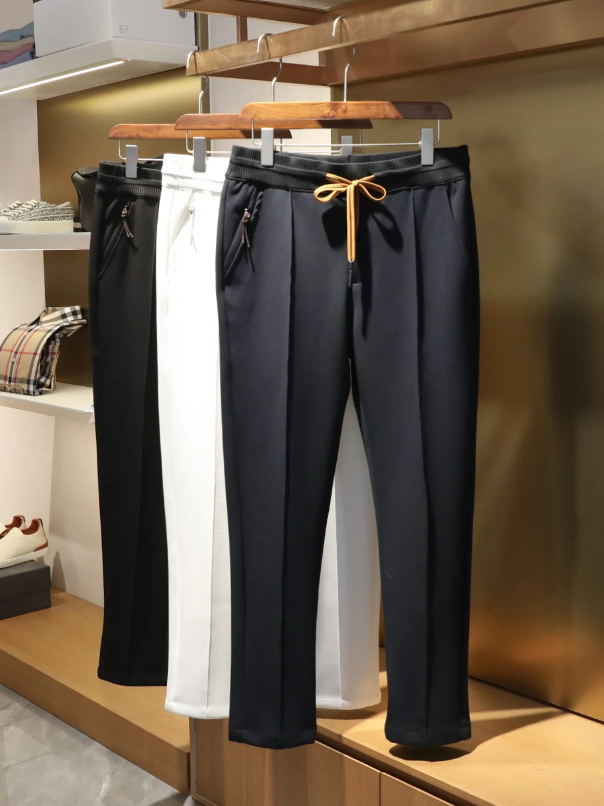 

Итальянские роскошные ранние весны 2025 года, новые мужские однотонные спортивные штаны в минималистском стиле с воздушным слоем, легко устанавливаются брюки