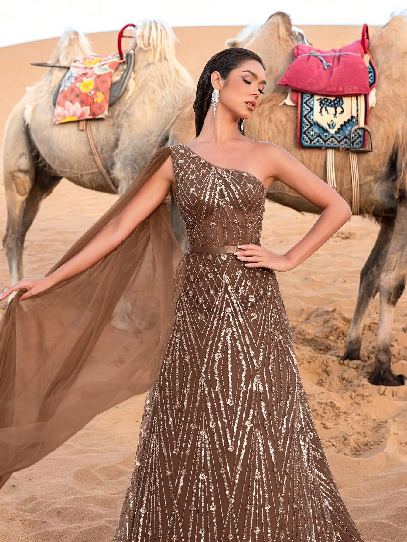 Preciosos vestidos formales y vestidos de noche con cuentas y lentejuelas y mangas tipo capa con un solo hombro