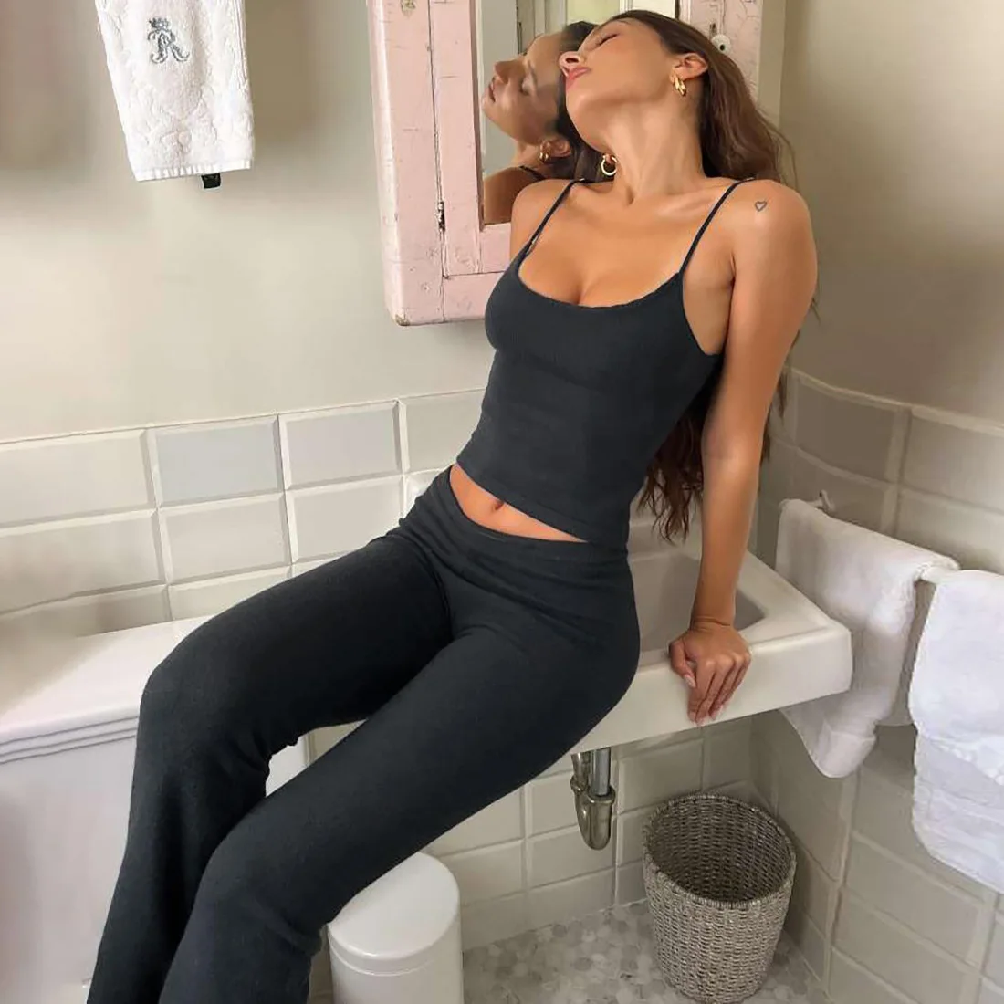 

Apprabant 2025 Осень Зима Минималистичные расклешенные длинные брюки Комплект из 2 предметов Однотонный камзол с U-образным вырезом Slim Fit Элегантный повседневный уличный наряд