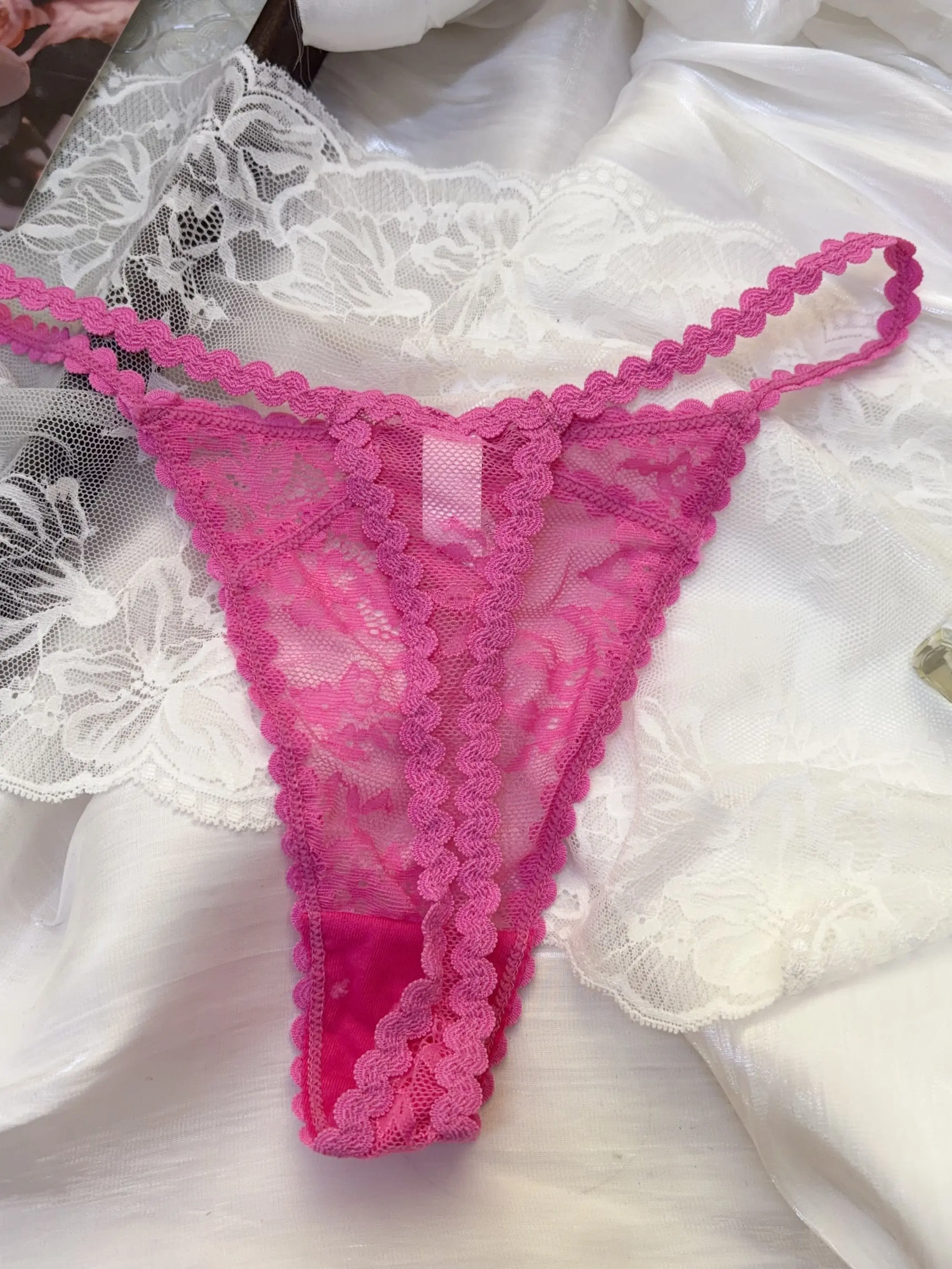 Sexy lace thong for women, bow decoration, hollow‑out design, low‑rise thin‑strap seamless panties, pure‑desire style