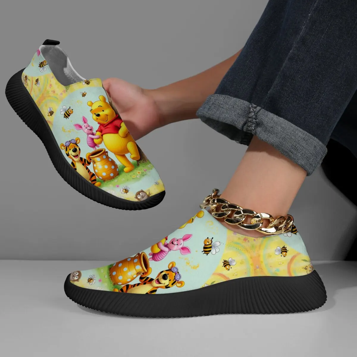 

Новая повседневная спортивная обувь с мультяшным рисунком Диснея и мягкой подошвой на плоской подошве с низким берцем на шнуровке и ажурной подошвой