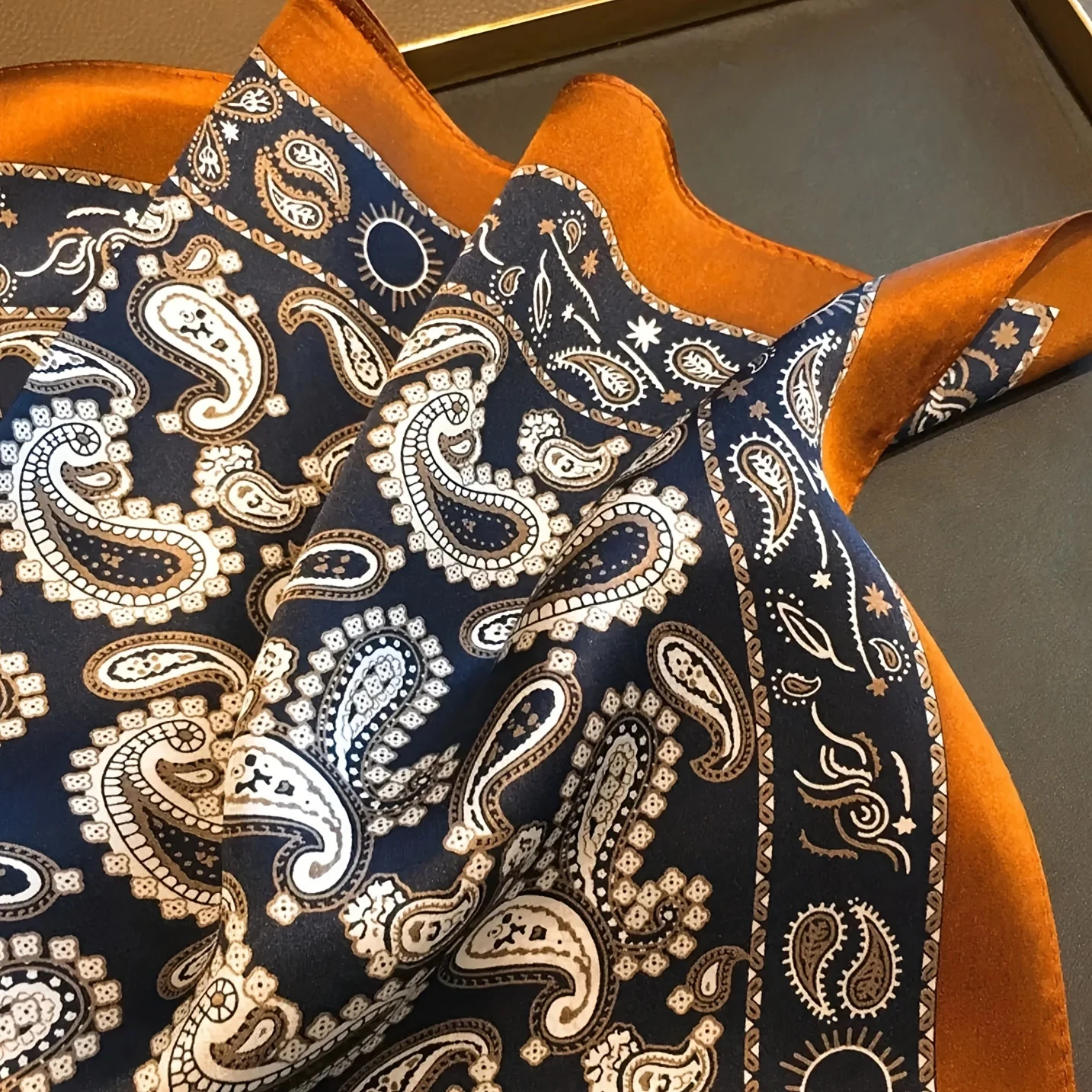 Quadratischer Schal mit Paisley-Hahnentrittmuster im Retro-Stil, weicher Satin, dünner, glatter Halstuch, Sonnenschutz-Kopftuch für Damen, Kopfwickel – Detail 9