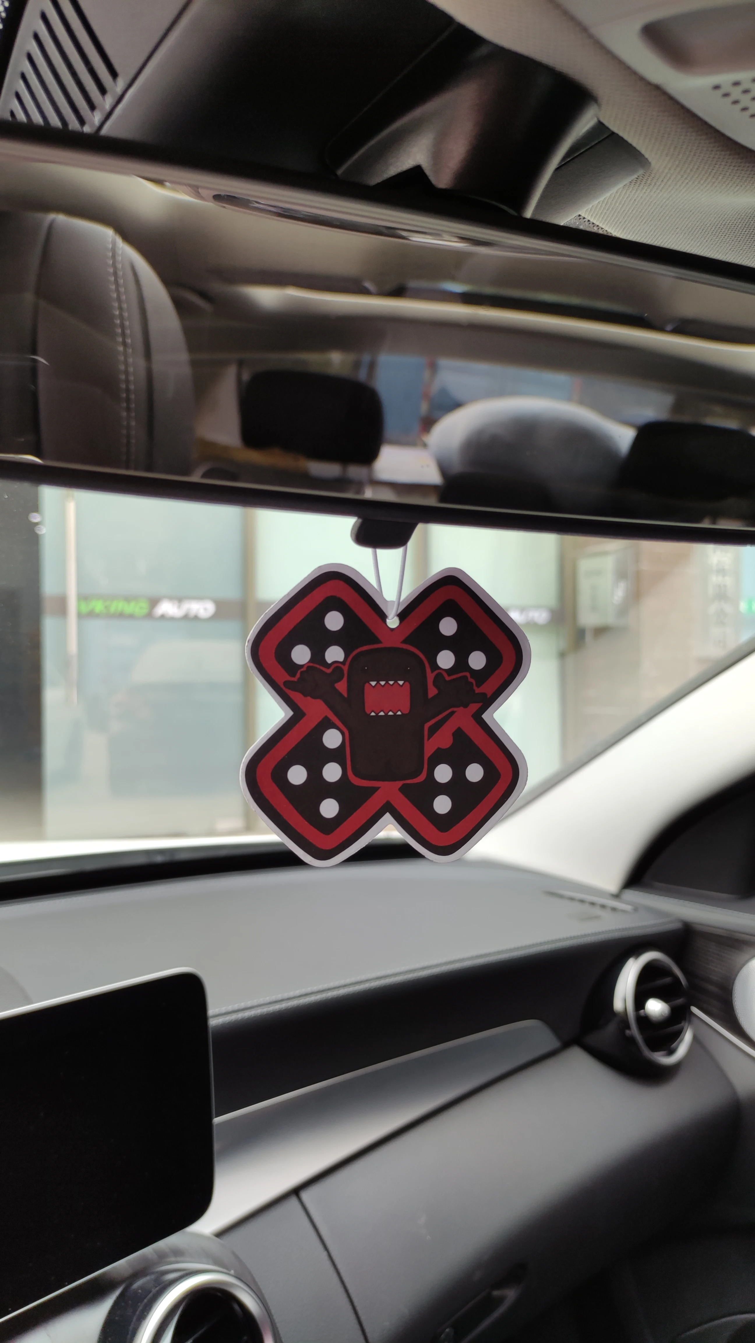 أحدث سيارة الهواء المعطر معلقة مرآة الرؤية الخلفية العطور قلادة JDM نمط ل Kawaii دومو كون الروائح الداخلية اكسسوارات