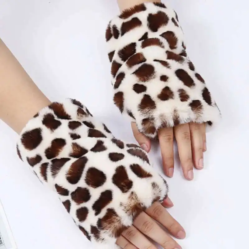 Guanti di pelliccia Guanti di pelliccia caldi con stampa leopardata Donne invernali Maniche ispessite con dita esposte Tenere al caldo Guanti di peluche Guanti mezze dita