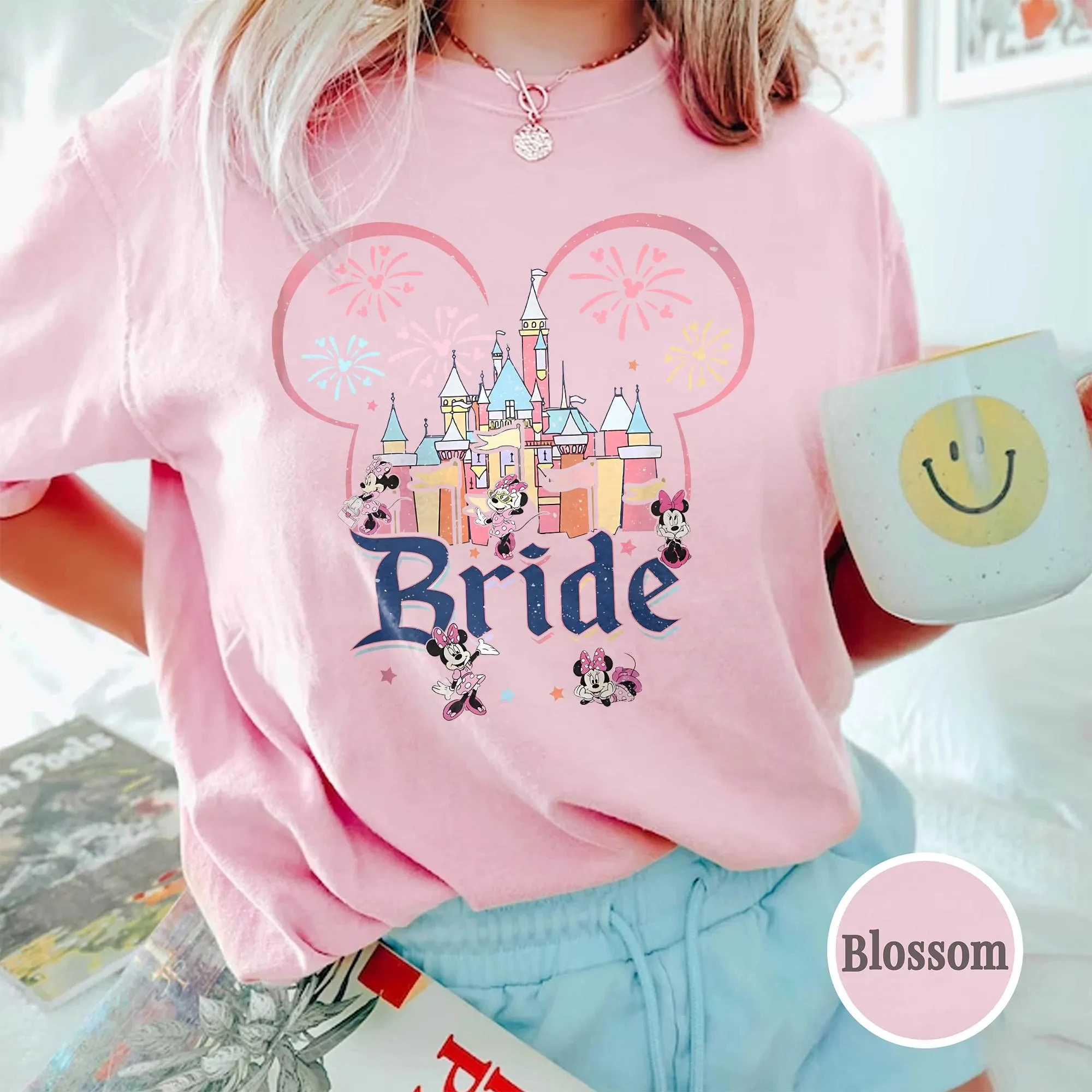 قمصان ديزني برايد، قمصان ديزني لوصيفات العروس، قمصان حفلات البكالوريوس، قمصان جولة للفتيات من ديزني بارك، وقمصان حفلات هدايا العروس