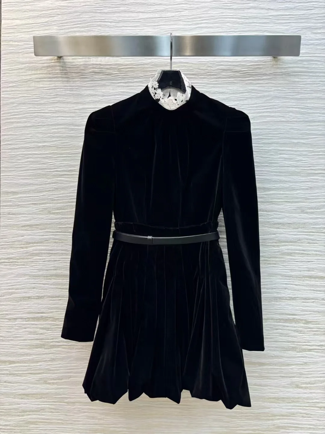 High end customized women's 2025 early spring bubble sleeve black swan velvet dress