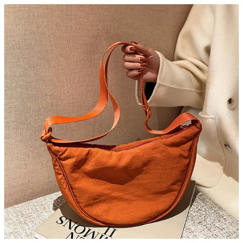 Sac messager à bandoulière en nylon pour femme, petit sac à main design, sacs à main en forme de croissant de lune, sac à main Hobos initié,