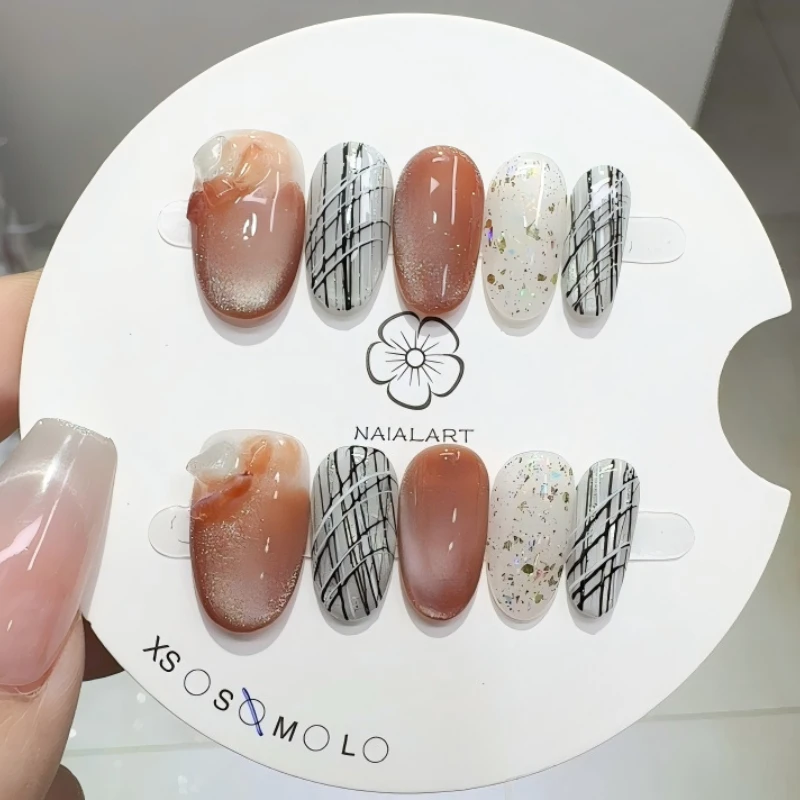 10 Stück handgefertigte Nägel zum Aufdrücken, braune Glasperlen, Katzenauge, künstliche Nägel, oval, goldfarben, glitzernde Nagelkunst, gezogene Netzlinien, Tragen der Rüstung