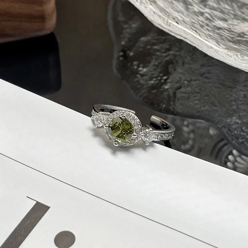 Anello di apertura personalizzato da donna con zirconi verde oliva dolce e fresco di lusso leggero, delicato anello per l'indice con vento freddo