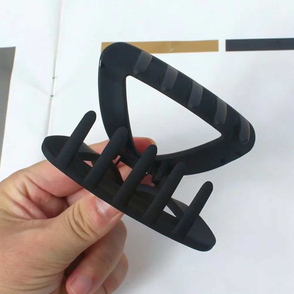 Elegant Matte Geometric Shark Claw Clip Hollow Hair Clip Fashion Minimalist Hair Accessories For Women Daily Styling