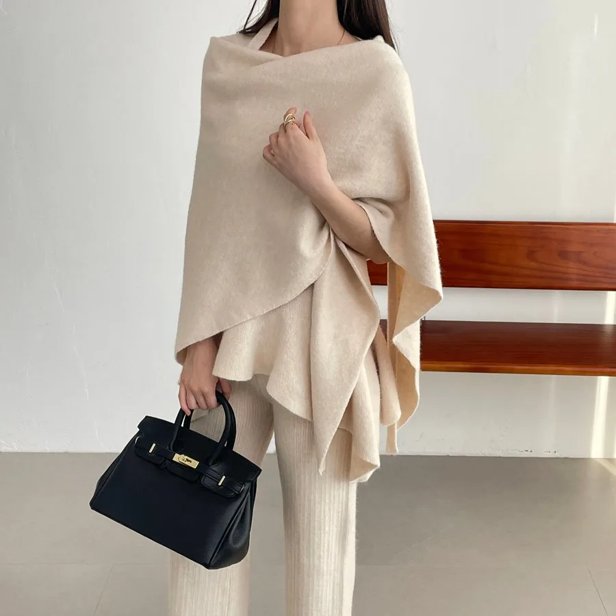 Setelan atasan rajutan Ele Korean Sle dengan detail lipit, menutupi perut, dan celana panjang untuk wanita.