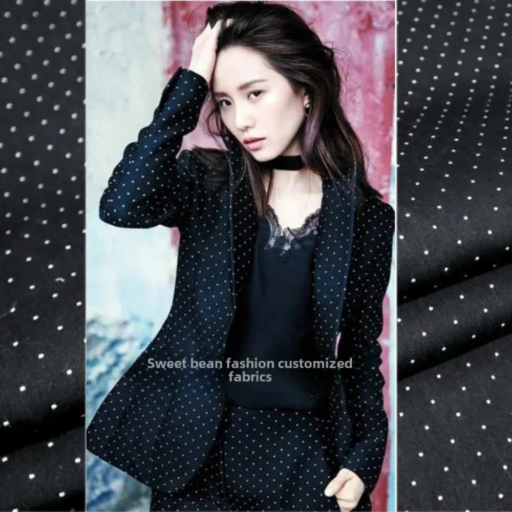 

Окрашенная шерстяная пряжа Жаккардовая ткань Пальто в горошек Платье Европейский бренд Модный дизайн Вышивание Оптовая продажа Материал Ткань на метр