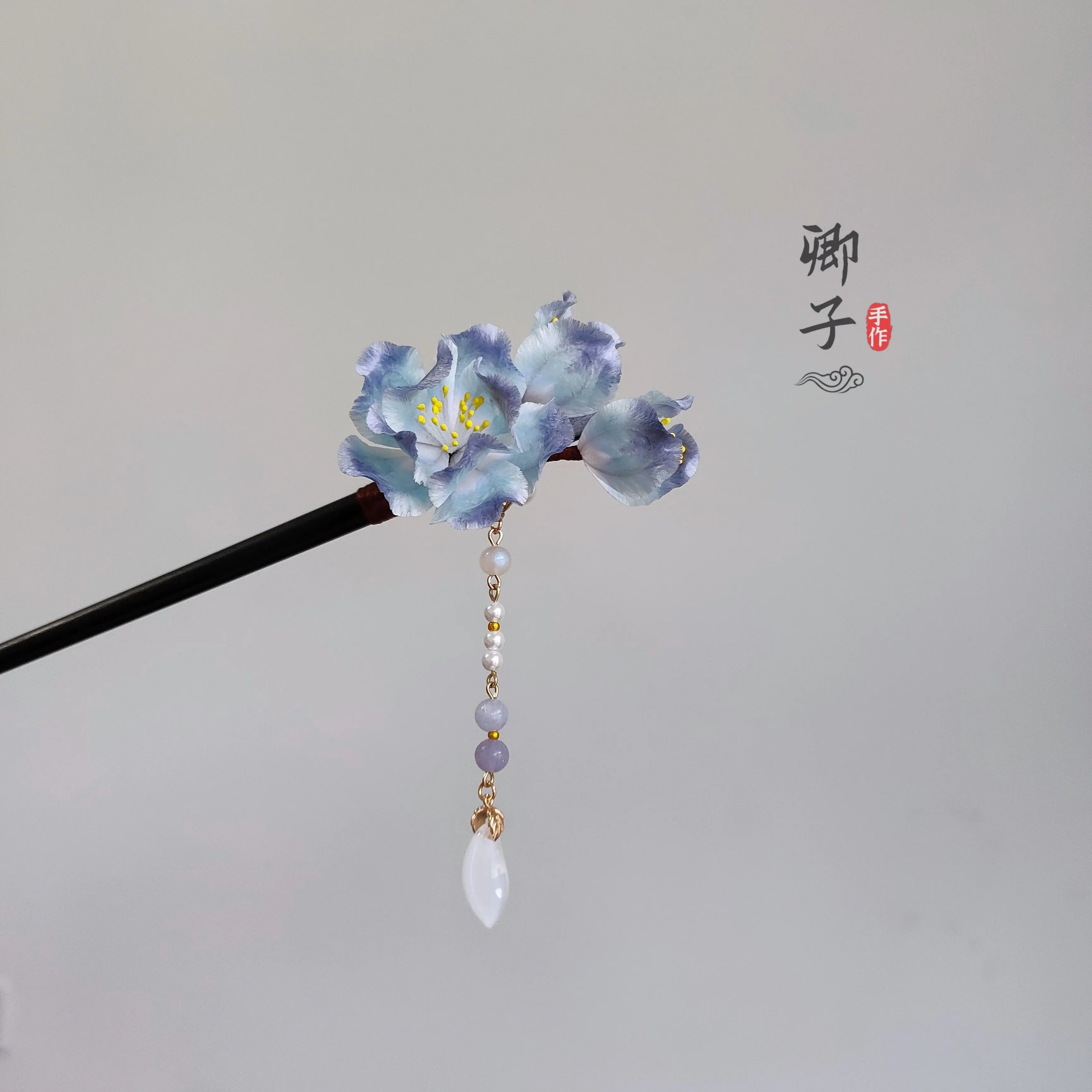 baton-a-cheveux-en-velours-avec-fleur-fait-main-patrimoine-immateriel-bois-d'ebene-fleur-bleue-et-violette-pompon-ornement-de-cheveux-chinois-hanfu-cheongsam