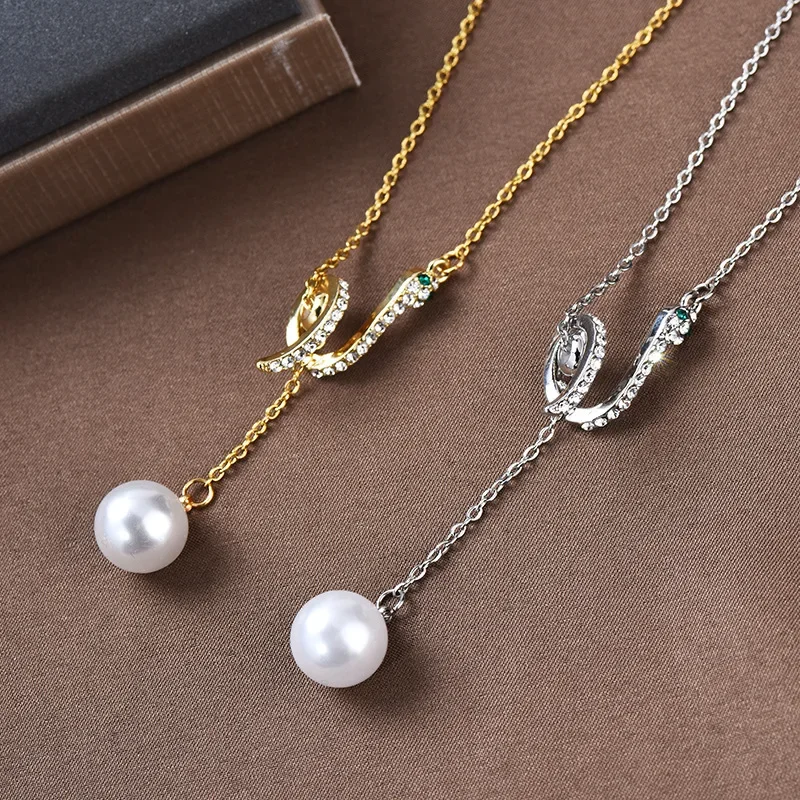 Una collana curva a forma di serpente e una nuova catena alla clavicola