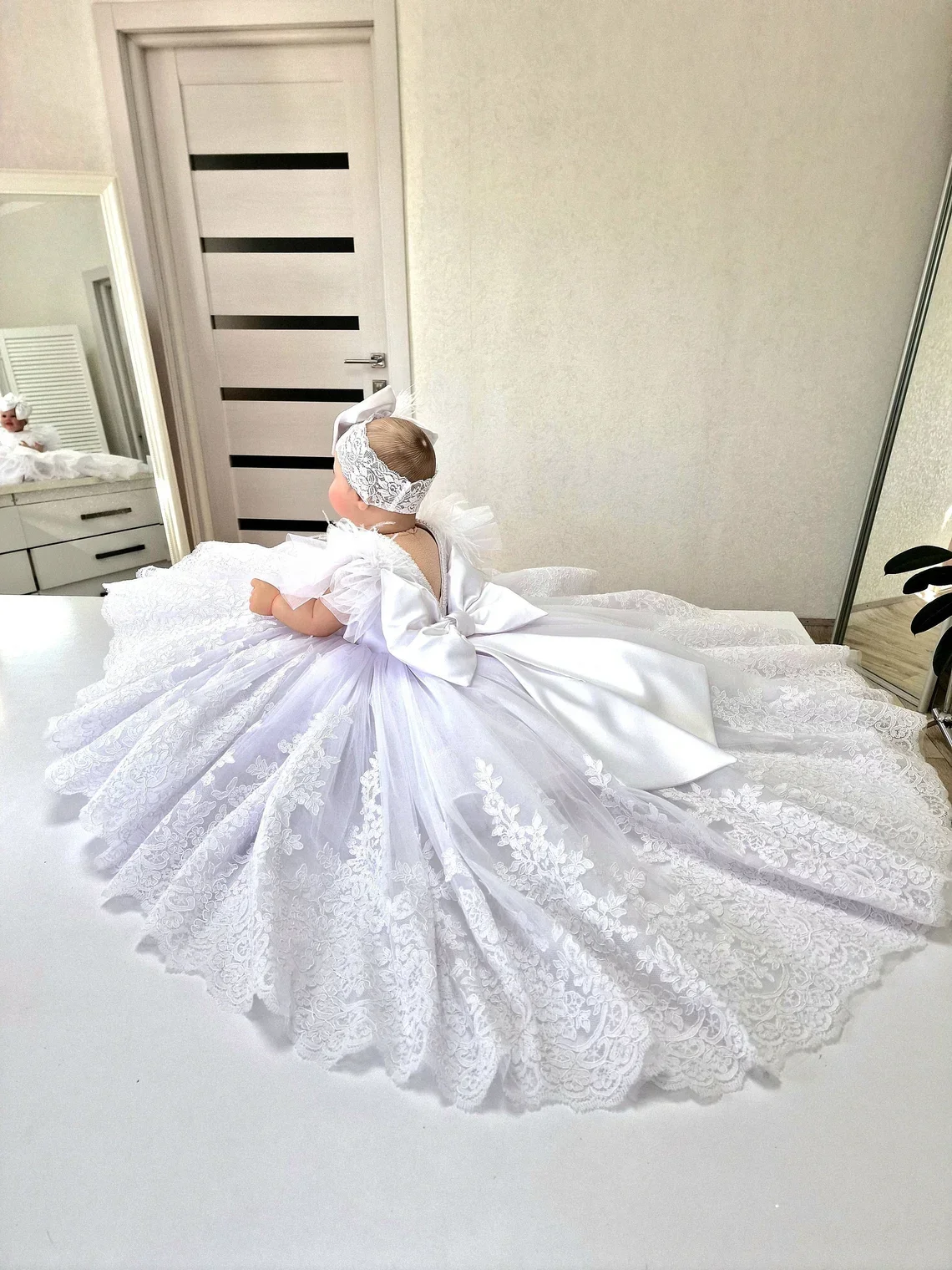 Vestidos de encaje blanco personalizados para niña, vestidos de flores para bebé, Apliques de encaje, fiesta para recién nacido, perlas de plumas, vestido de graduación de primera comunión