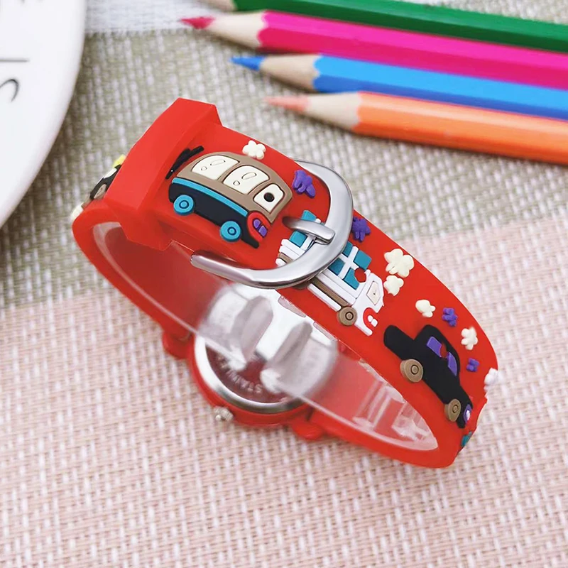 Chaoyada Fashion Jongens Meisjes Little Cars Cartoon Riem Auto Handen Persoonlijkheid Quartz Horloges Studenten Kids Cool Gifts Horloges