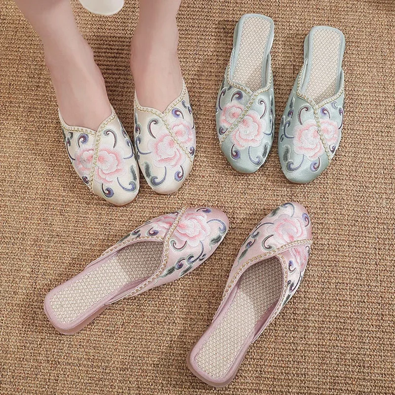 2023 Women\'s Slippers Wedge Heel Slides Women Design Flower Embroidery Upper Low Heeled Mules Chinese Style Embroidered Shoes