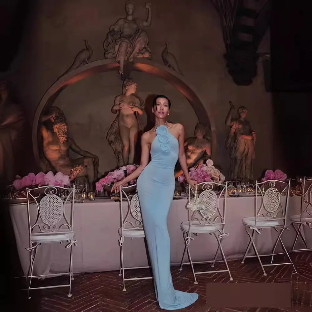 

Нежное и пикантное вечернее платье макси с объемными цветами, приталенным силуэтом и длиной в пол