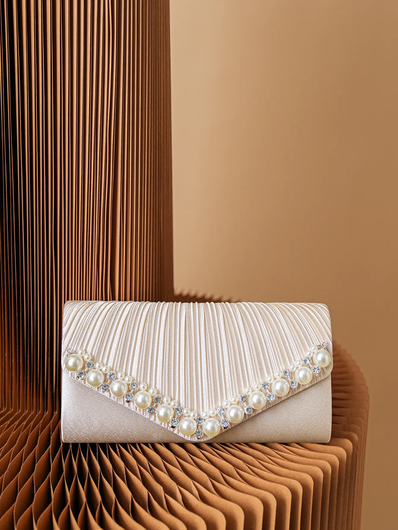 Womens Pearl Decor pleated Satin Clutch Bag， Fashion Diamond Evening Handbag Bridal Purse for Wedding Party for Women Formal Par