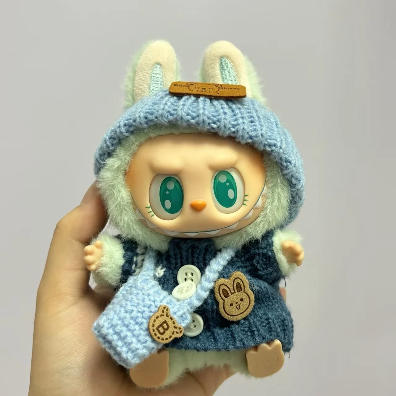 Per 17 centimetri V1/V2 Labubu Vestiti Vestito Labubu Seduta Partito Orso Etichetta Sciarpa Cappello Bottone Maglione Jean Shorts Bambole Accessori