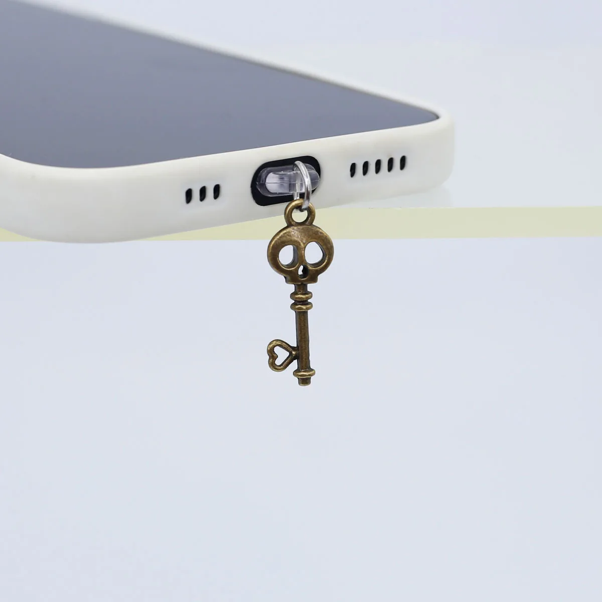 Spina antipolvere per telefono cellulare Ciondolo appeso Decorazione accessorio chiave a forma di cuore con testa di teschio carino per cordino regalo con porta di tipo C per Iphone 17