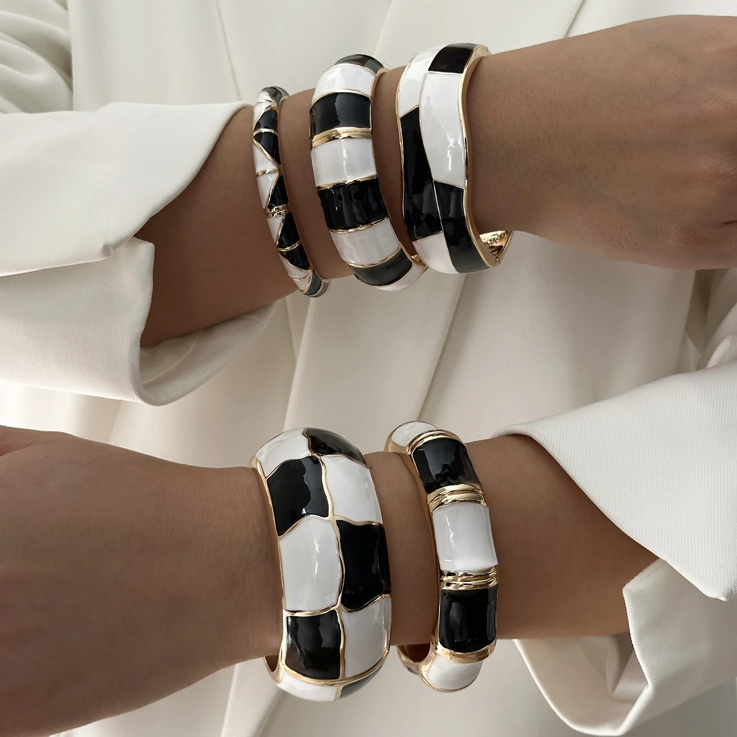 Boho Elegante Charm-Armreifen mit Emaille und Tropfenöl-Effekt für Damen, Punk Geometrische Breite Manschetten-Armbänder, Minimalistischer Schmuck – Detail 5