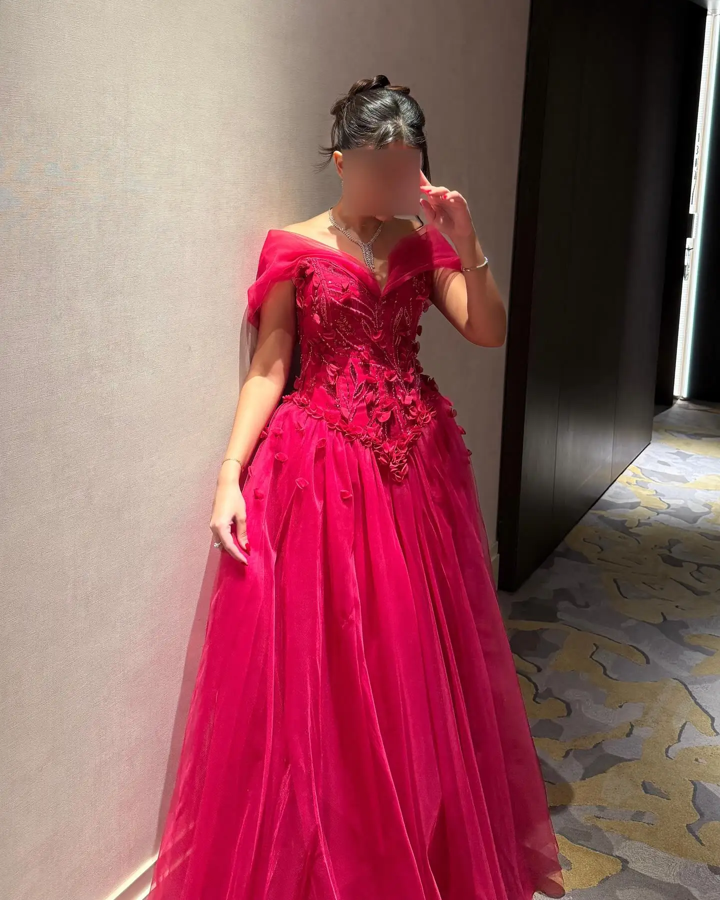 Abito da sera a trapezio personalizzato lungo fino al pavimento Squisito tulle con scollo a V al largo della spalla Abiti per occasioni speciali Partaydres alla moda