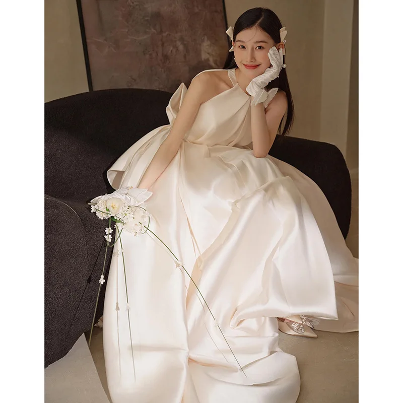 ブライダルサテンネックハンギングウェディングドレスフレンチオフショルダーレトロスタイルシンプルウェルカムバンケットトレーリングアウトベールカスタマイズ