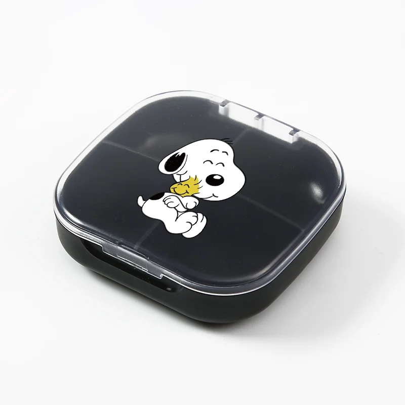 Snoopy Staubdichte tragbare 4-Quadrate Mini-Pillenverpackungsbox Niedliche Cartoon-Vitamine Kalziumtabletten mit Deckel Aufbewahrungszubehör