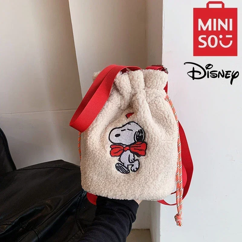 MINISO Disney Serie Snoopy Cartoon Plush Drawstring Bucket Bag Leisure Fashion Female Single Shoulder Diagonal Cross Bag Handbag