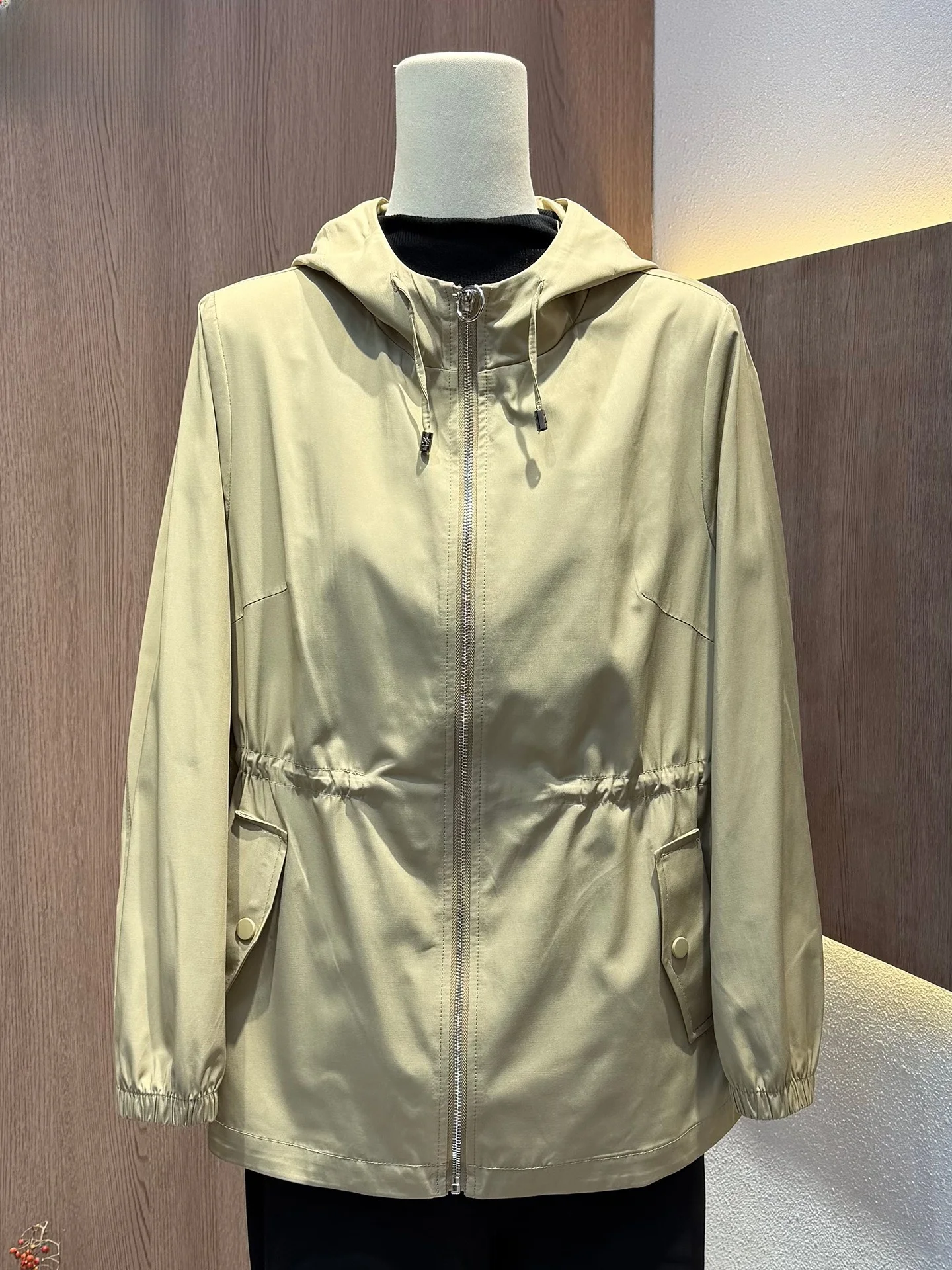 

Модная тонкая куртка с капюшоном свободного кроя больших размеров для весны и осени, ветровка для женщин среднего возраста, придающая молодой вид